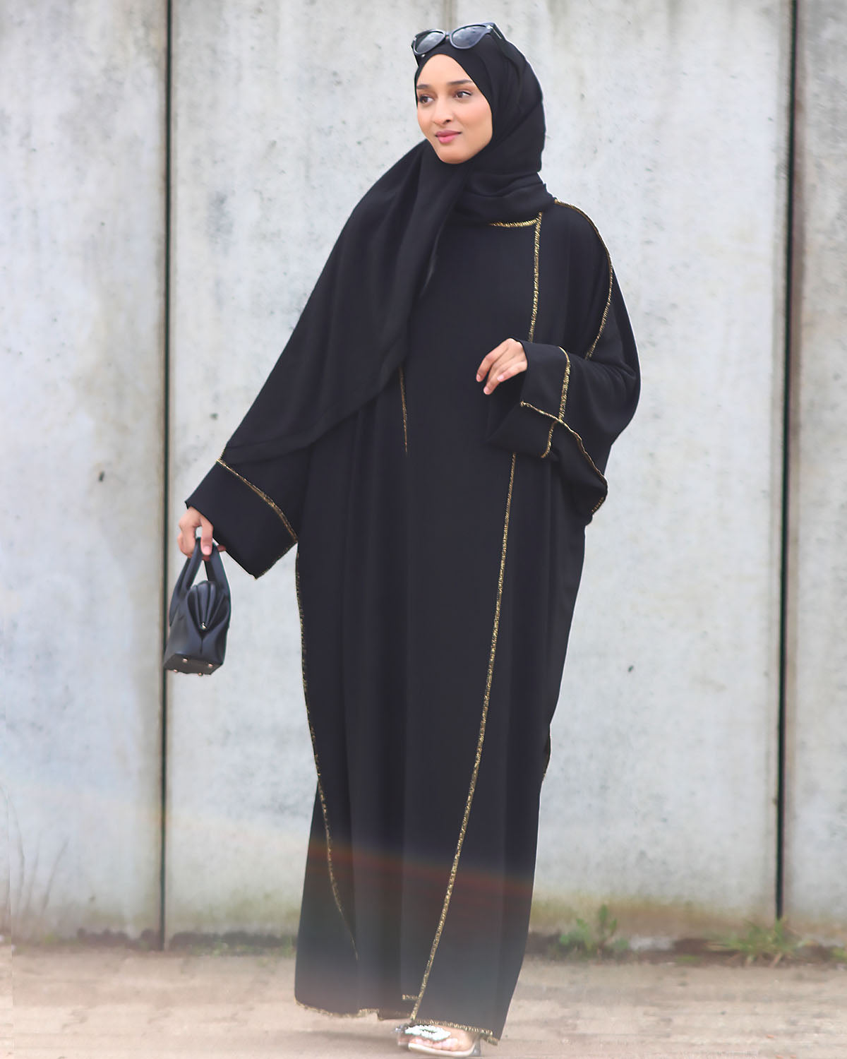 Zweiteilige Abaya mit goldenem Saum